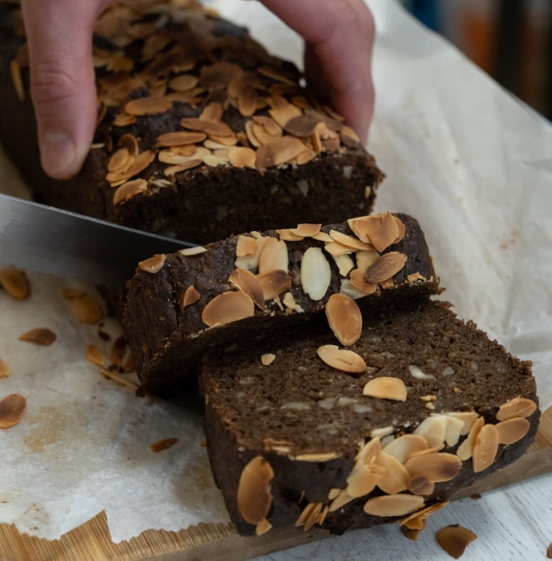 Bizcocho de algarroba, almendra tostada y naranja