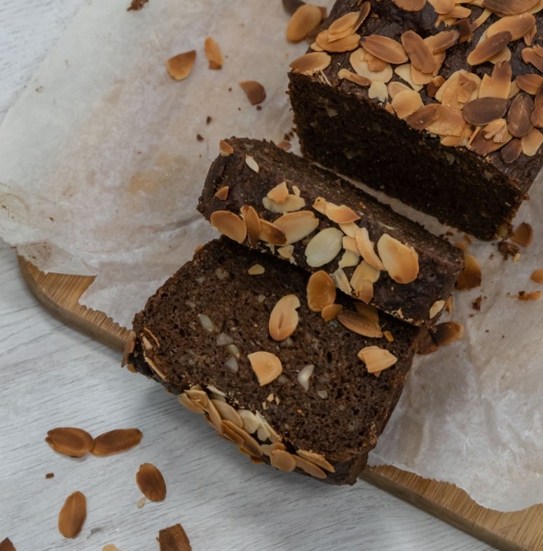 Bizcocho de algarroba, almendra tostada y naranja