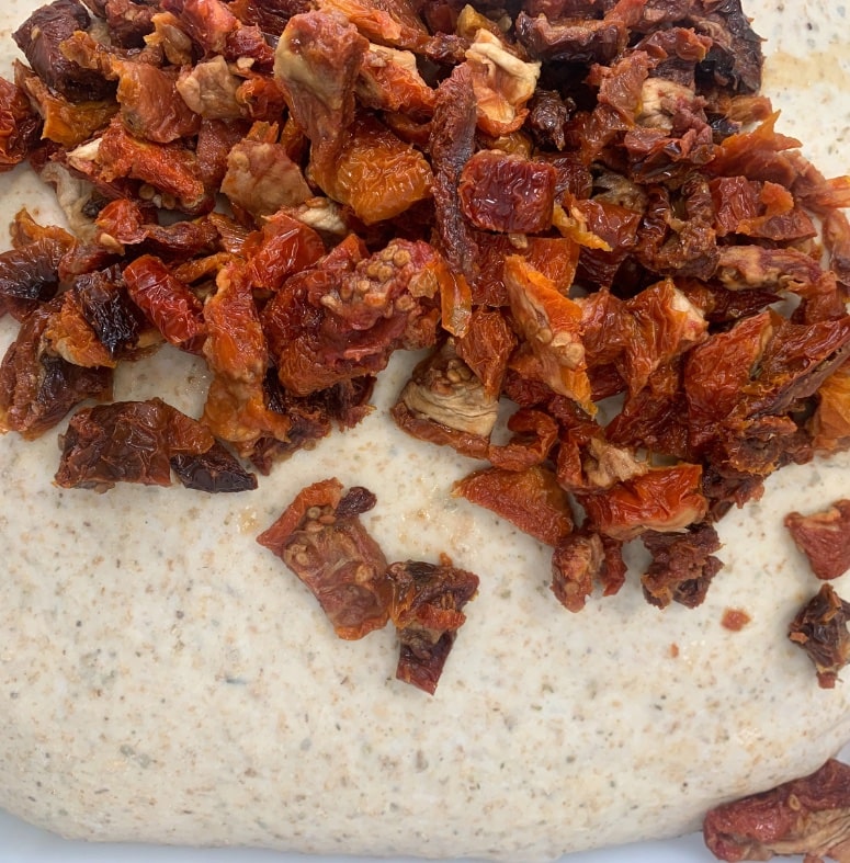 Pan con orégano y tomate seco