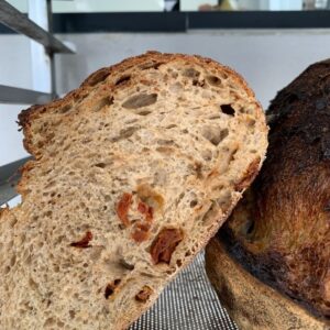 Pan con orégano y tomate seco