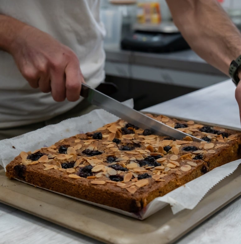 Tartaleta de almendra, colo y arándanos